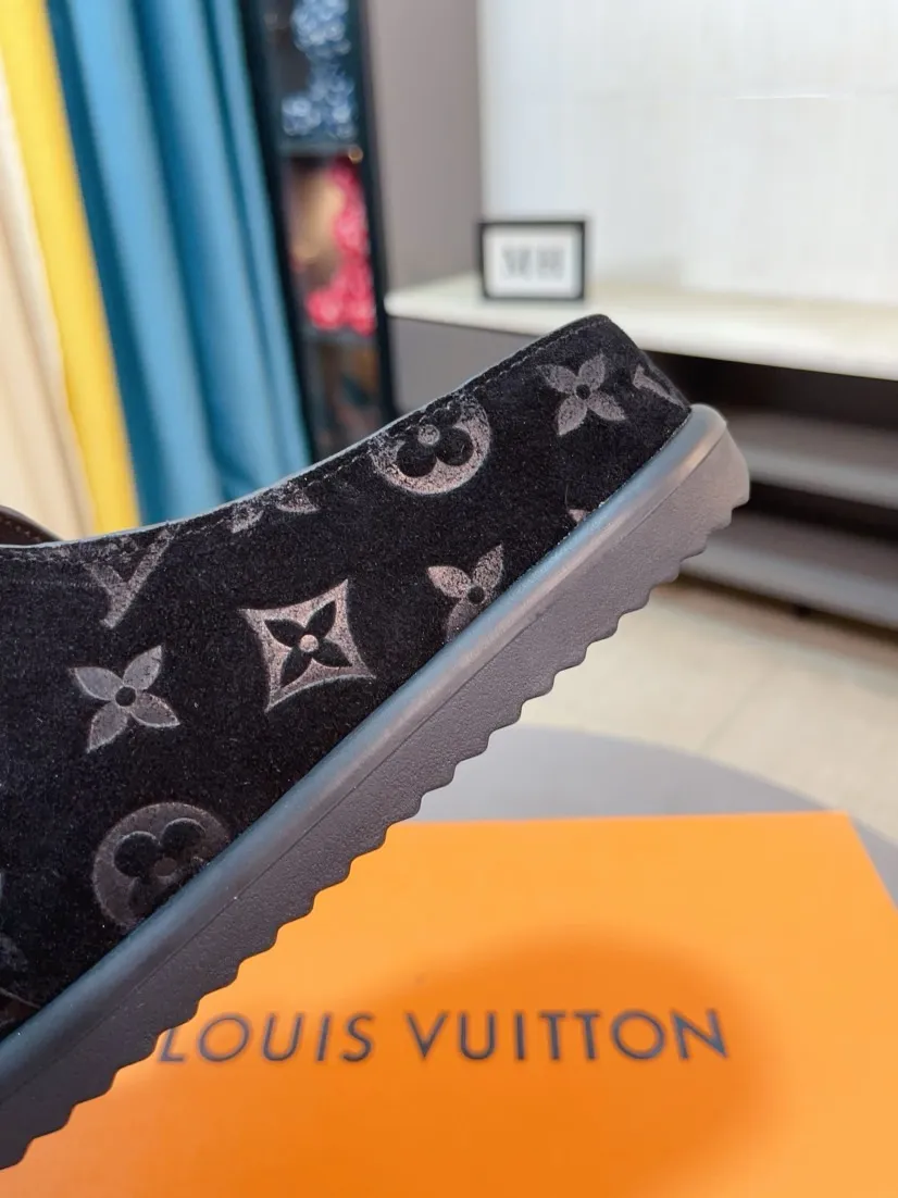 Men's Men's Shoes 💰400🌸🌸🌸🌸LV Easy 2025 new men's casual sandals and slippers, made of suede cow leather, with Monogram pattern to highlight the trendy style. Adjustable straps illuminated with LV letters, while a resilient insole and micro outsole provide lightweight comfort. Made of suede cow leather with embossed Monogram pattern and brand element metal hardware✅Adjustable straps➕Tough insole‼ ️Micro outsole. Comfortable and easy to wear‼ ️ size：38-45